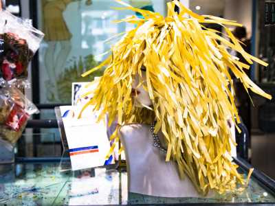 ...una �testa� realizzata con pezzi di carta...